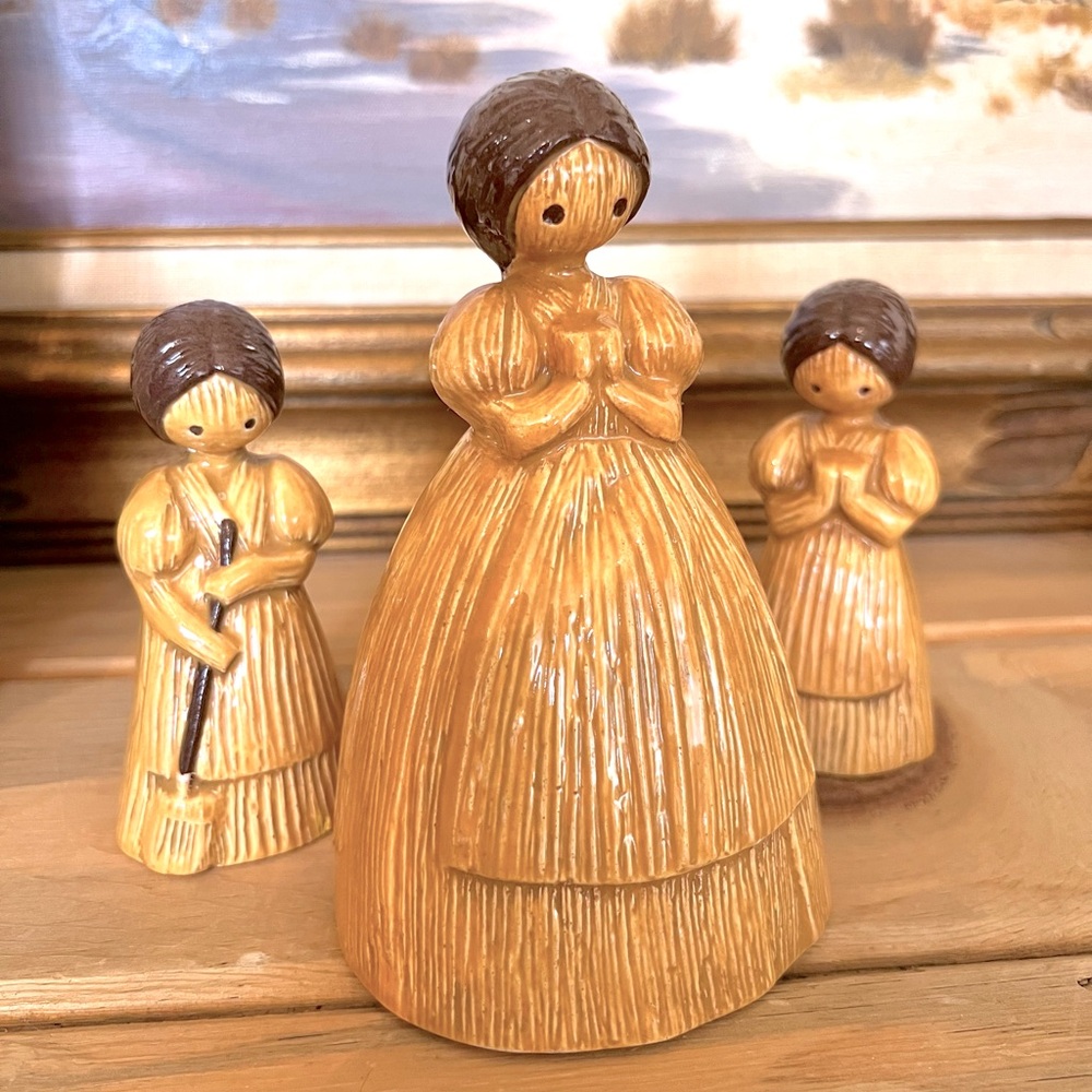 Vintage cornhusk figurines. 3 PC SET SALT & PEPPER SHAKERS & garlic holder.